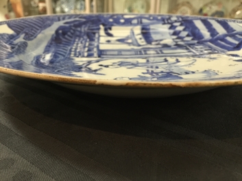 Een paar Chinese blauw-witte schotels met sc&egrave;ne uit "De Romance van de Westelijke Kamer", Yongzheng